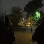 BINTEO: Άγρια επεισόδια ανάμεσα σε Ρομά και αστυνομικούς – Πεδίο μάχης οι Αχαρνές