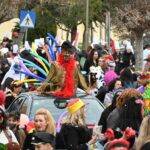 Με ατελείωτο κέφι, χορό και τραγούδι ολοκληρώθηκε η Καρναβαλική παρέλαση του Δήμου Αχαρνών