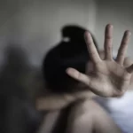 Σοκ στο Μενίδι: 14χρονη έγκυος απέβαλε μετά από ξυλοδαρμό από τη μητέρα της